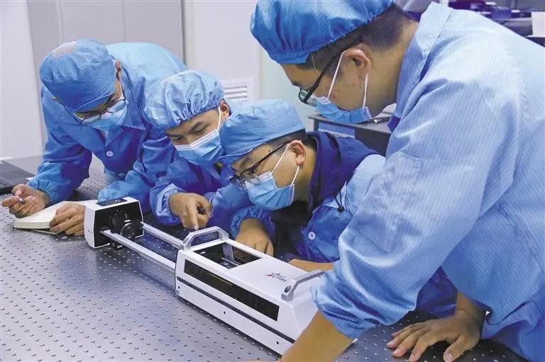 九月二十六日，中科微星實驗室，研發人員在進行產品探討。